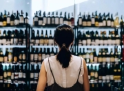 百万烟酒店走在分岔口：“一瓶名酒赚几块钱”，小老板空调都舍不得开