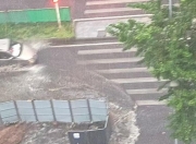 重庆多地发生特大暴雨，一人疑似骑车撞进围挡区坠入下水道身亡，多方回应