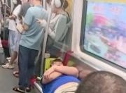广州一男子地铁内脱鞋躺在座椅上